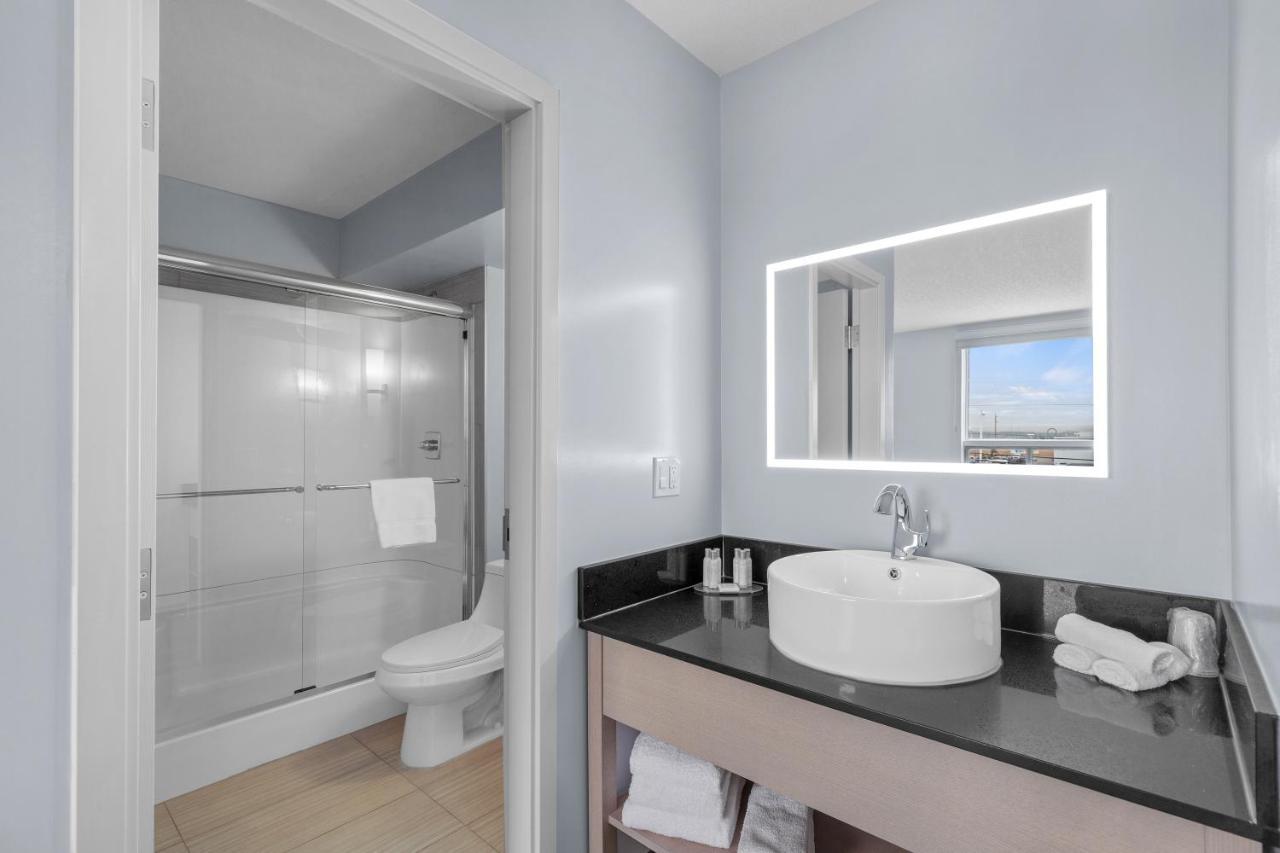Emerald Hotel & Suites Calgary Airport Ngoại thất bức ảnh